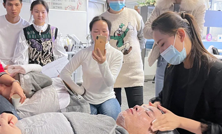 边为学员测试皮肤,边讲解商谈技巧、店铺经营 边为学员测试皮肤,边讲解商谈技巧、店铺经营