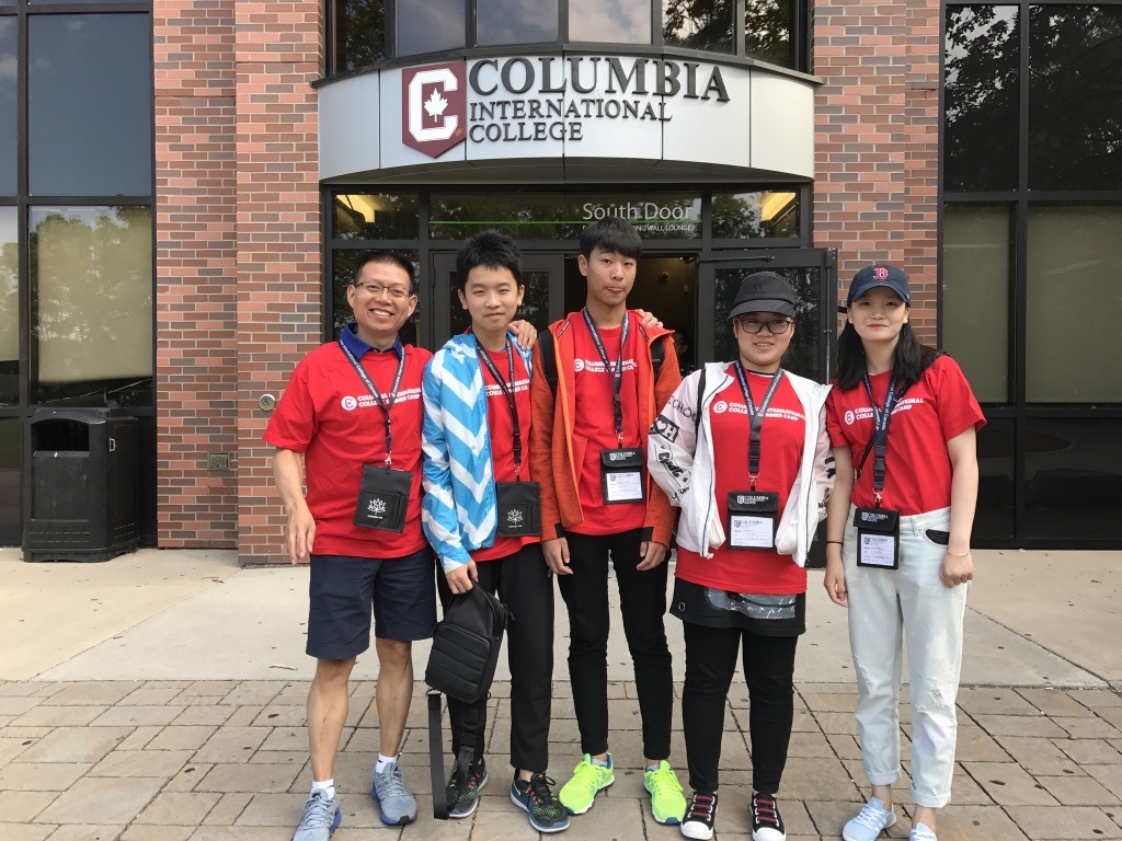 带队参观加拿大高中