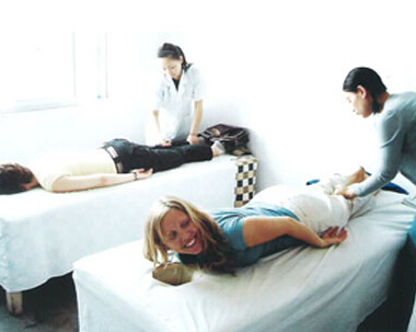 外国学员体验推拿手法