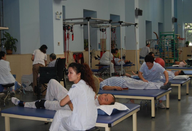 学生给病人做康复治疗