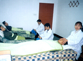 学生在推拿养生机构进行实习