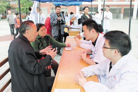 为市民诊治颈椎病