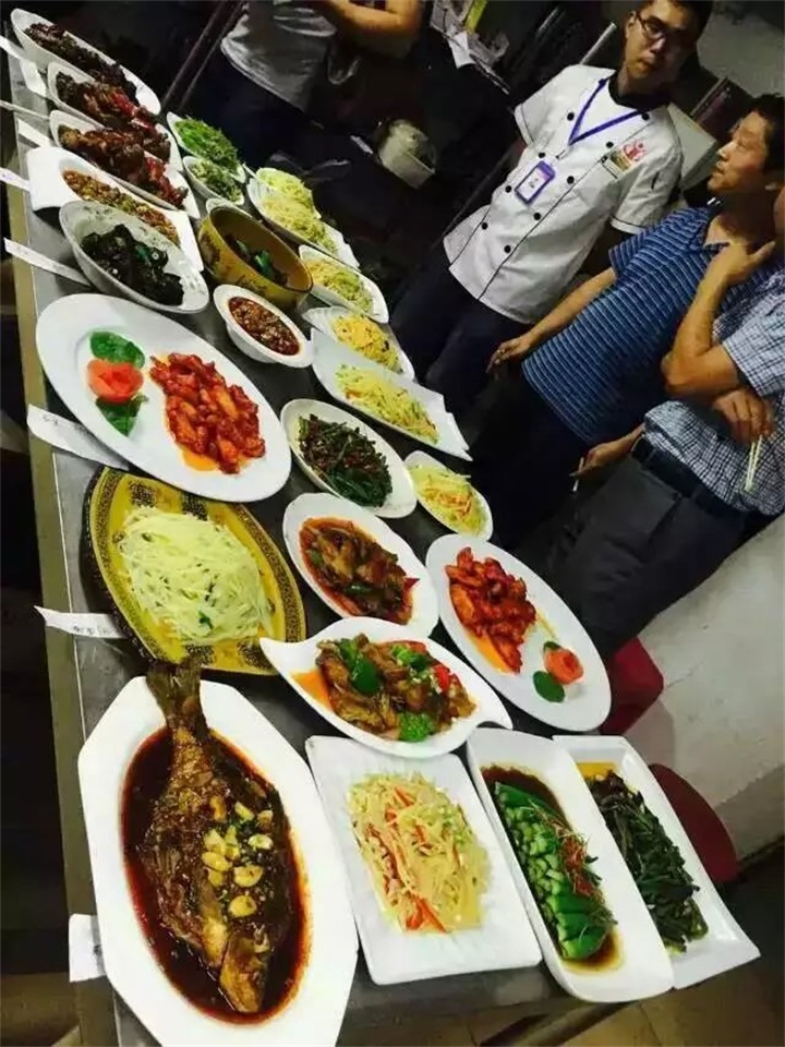 对学员进行考核并提出建议