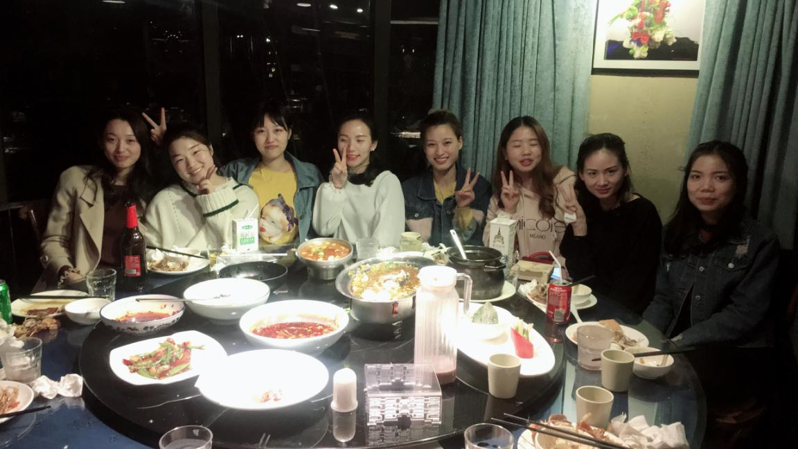 学生聚餐合照