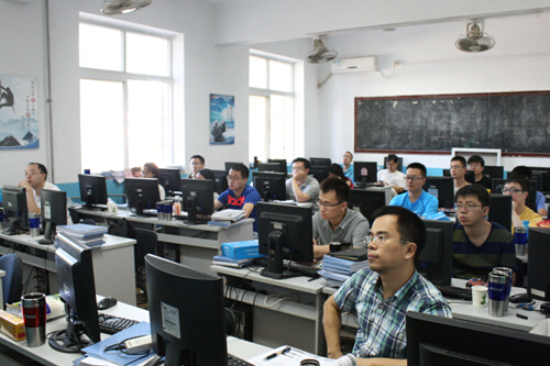 三星工程师认真听讲