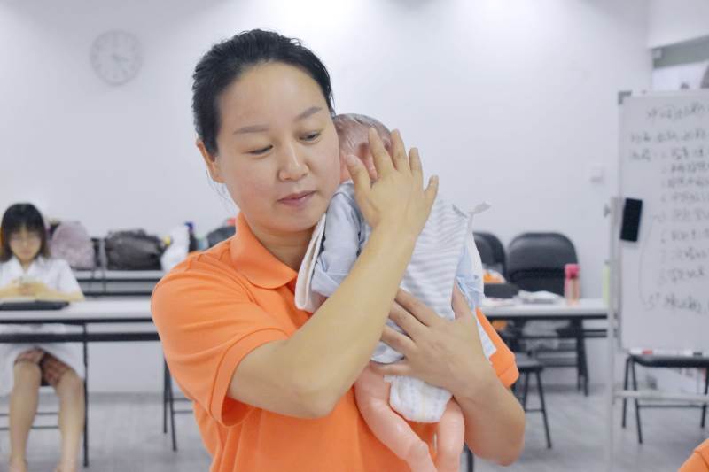 学员学抱婴儿（道具）