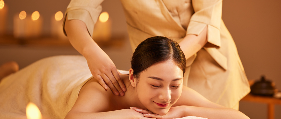 spa技师肩部按摩
