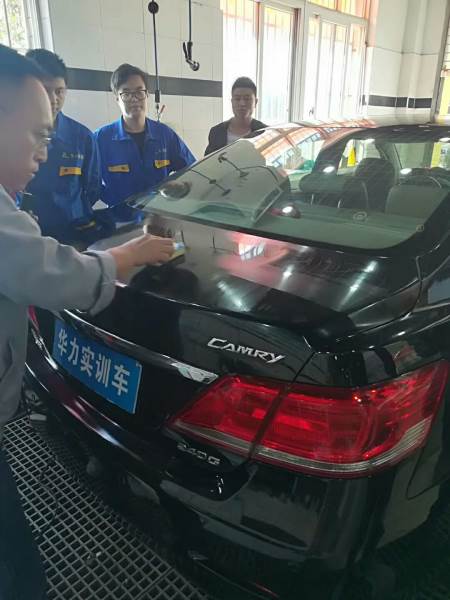 汽車學(xué)員實操現(xiàn)場