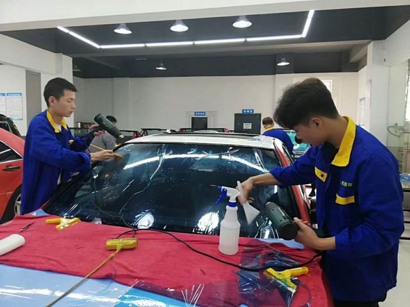 汽车学员实操现场