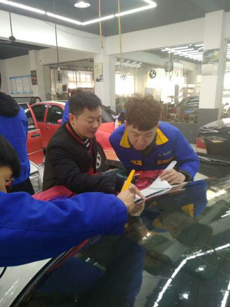 汽車學(xué)員實操現(xiàn)場