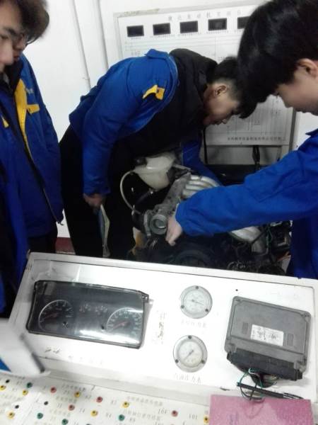 汽车学员实操现场