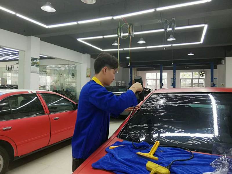 汽車學(xué)員實操現(xiàn)場