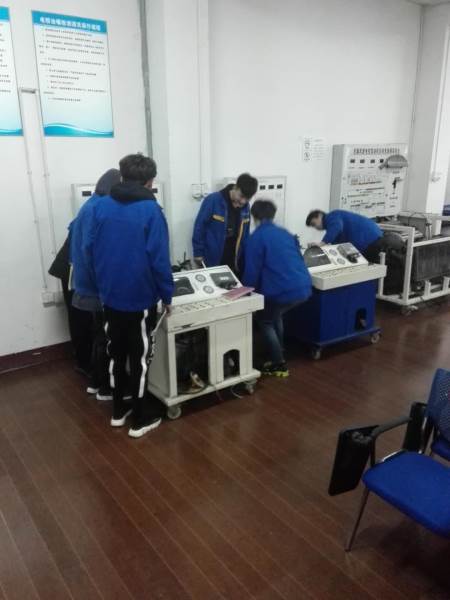 汽车学员实操现场
