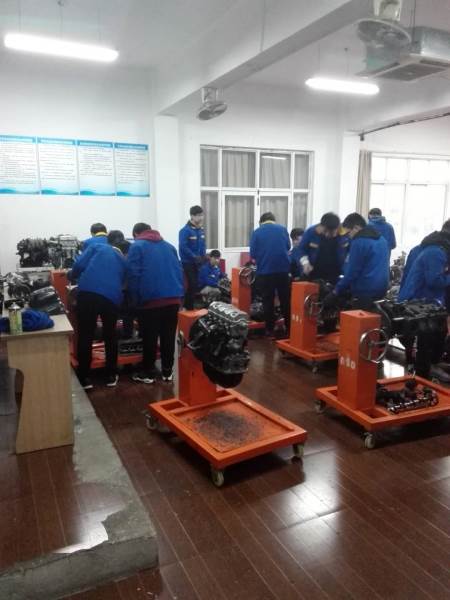 汽车学员实操现场