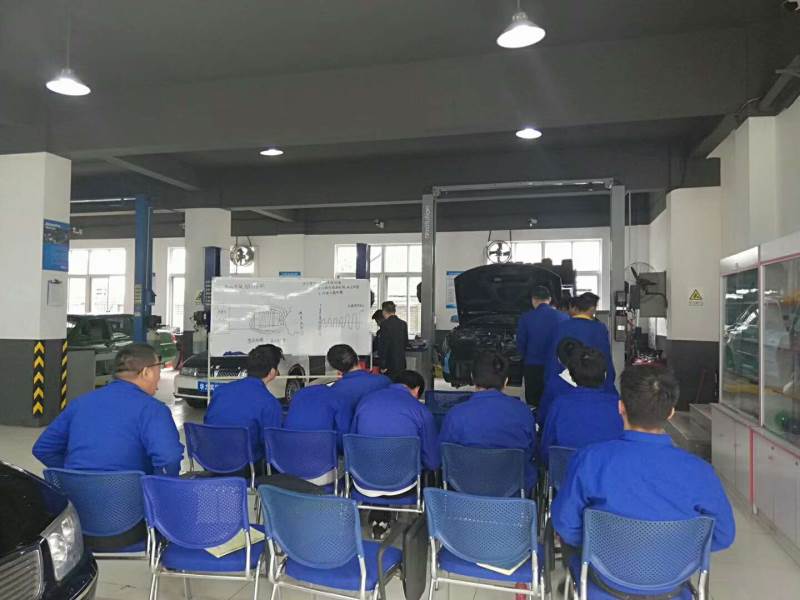汽车学员实操现场