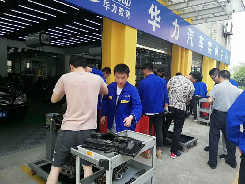 汽车学员实操现场
