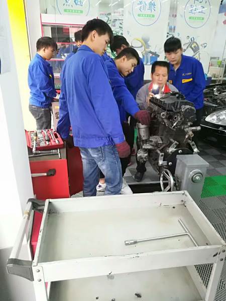汽车学员实操现场