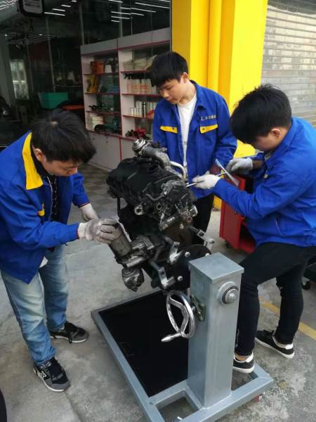 汽车学员实操现场