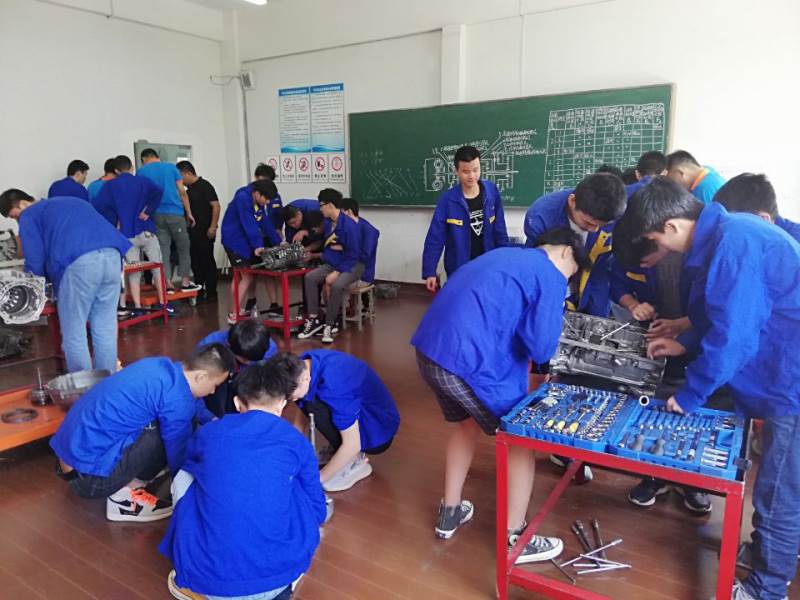 汽车学员实操现场