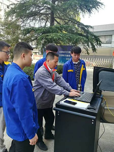 汽车学员实操现场