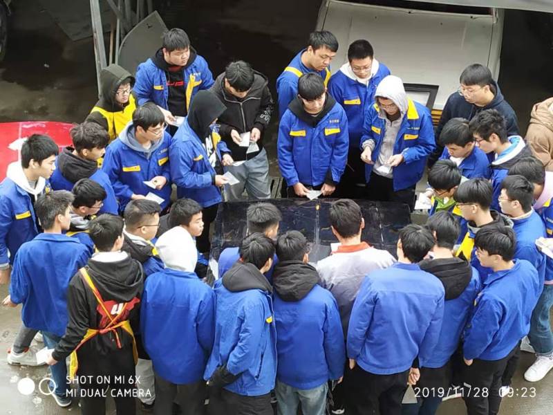 汽车学员围观学习