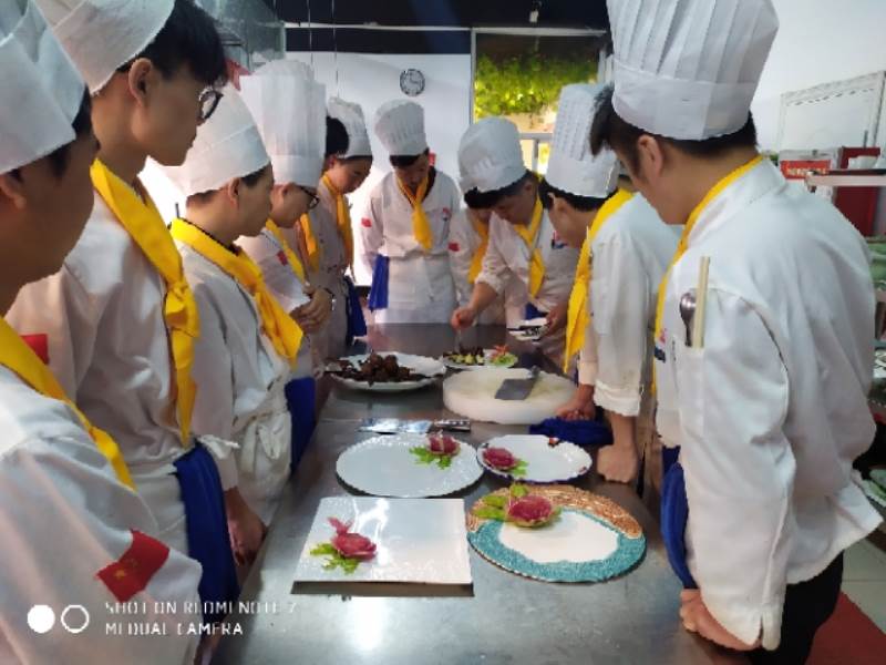 厨师学员围观学习