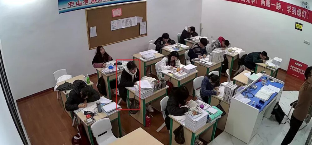 教室装有教学摄像头24小时监控