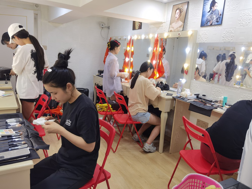 教学现场—化妆 教学现场—化妆