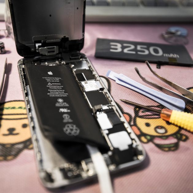 手机维修—拆开的手机