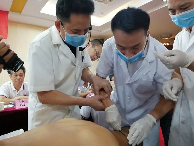 何峙君院长临床带教,手把手实操教学 何峙君院长临床带教,手把手实操教学