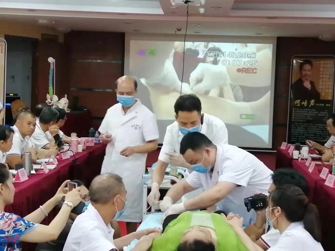 何峙君院长临床带教,膝关节炎真实病例实操教学中 何峙君院长临床带教,膝关节炎真实病例实操教学中