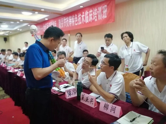 何峙君院长耐心讲解,照顾到每一个学员 何峙君院长耐心讲解,照顾到每一个学员