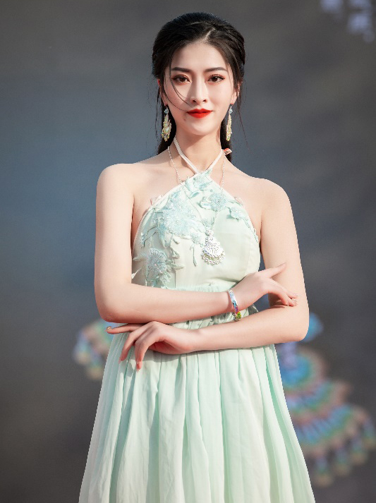 职业T台模特刘诗音 职业T台模特刘诗音