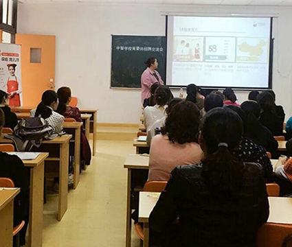 优秀学员代表周女士 优秀学员代表周女士