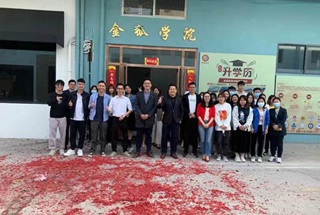 学校门口师生合照