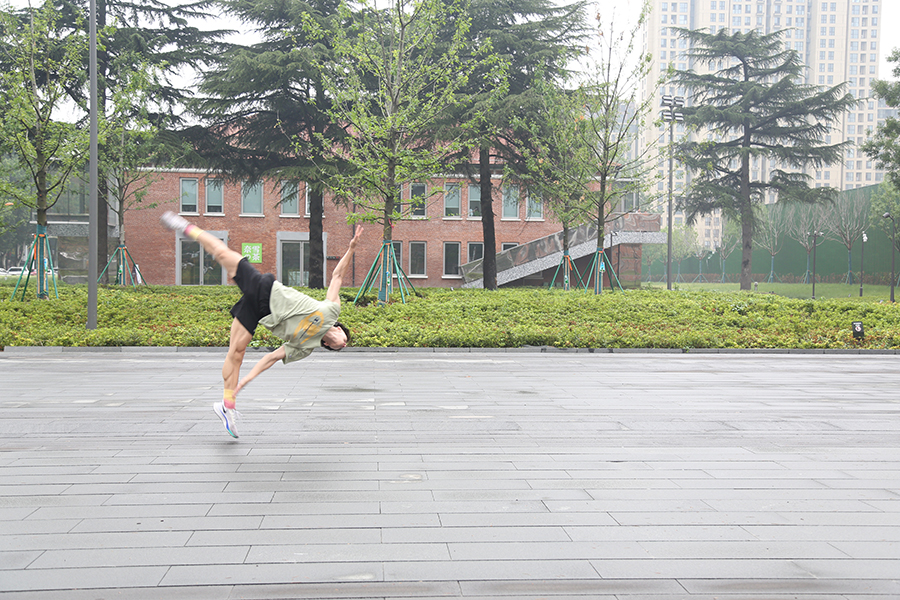 学员空翻风采抓拍