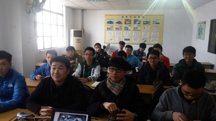 学员认真上课 学员认真上课
