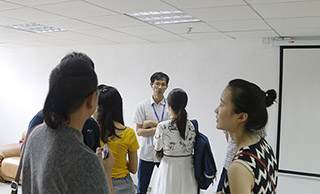 交流会上大家一起讨论 交流会上大家一起讨论