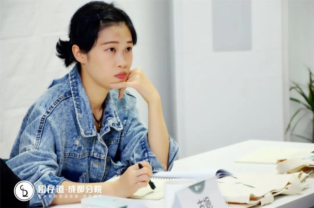 学员认真听课 学员认真听课