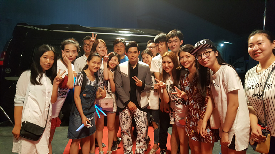 学员们与周杰伦