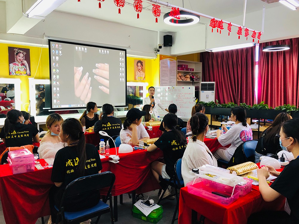 东莞成远化妆连锁培训中心 东莞成远化妆连锁培训中心