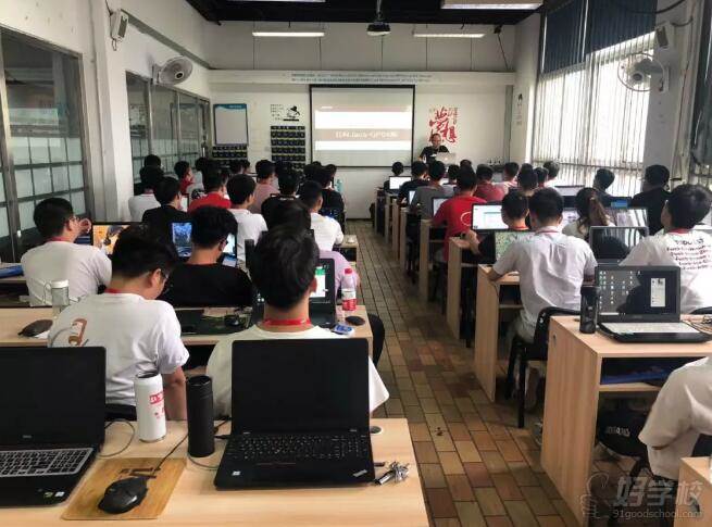 学员认真上课 学员认真上课