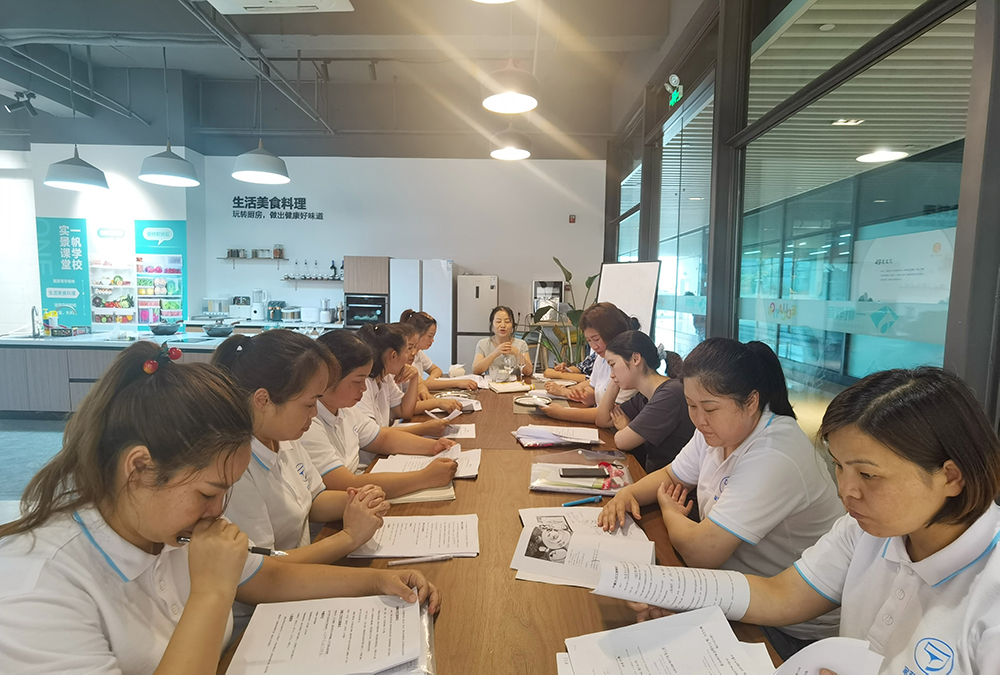 餐桌礼仪教学情景