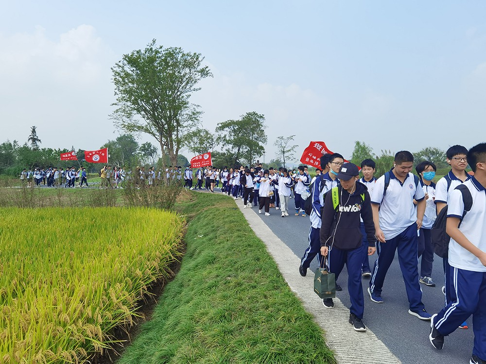 户外拓展授课情景 户外拓展授课情景