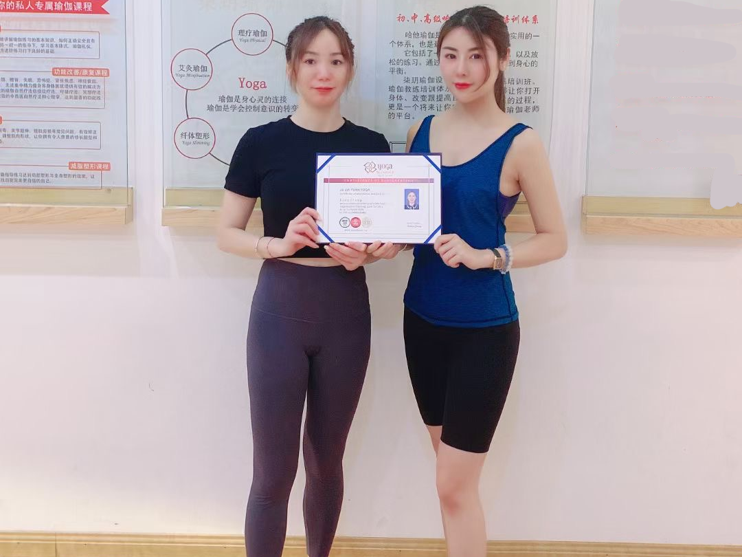 优秀学员和老师合影留念