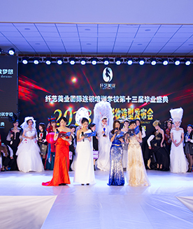 十三屆畢業(yè)合影 十三屆畢業(yè)合影