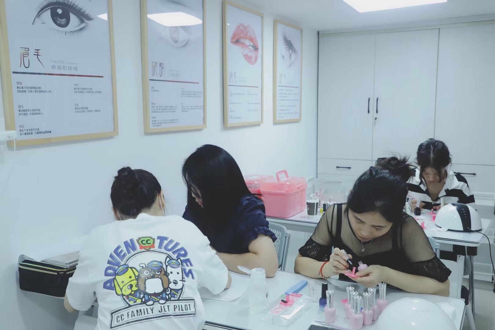 美甲教學(xué)現(xiàn)場