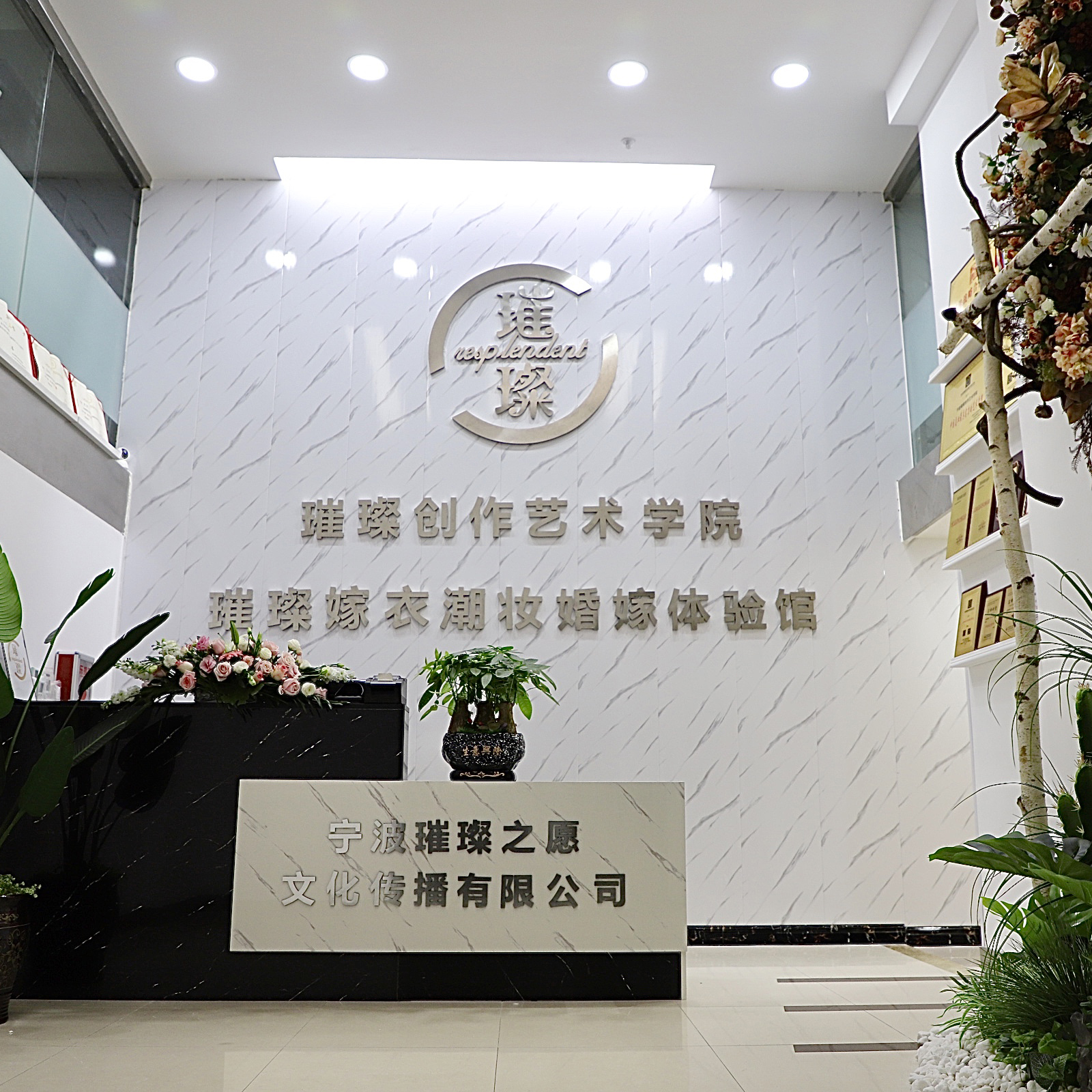 前臺(tái) 前臺(tái)