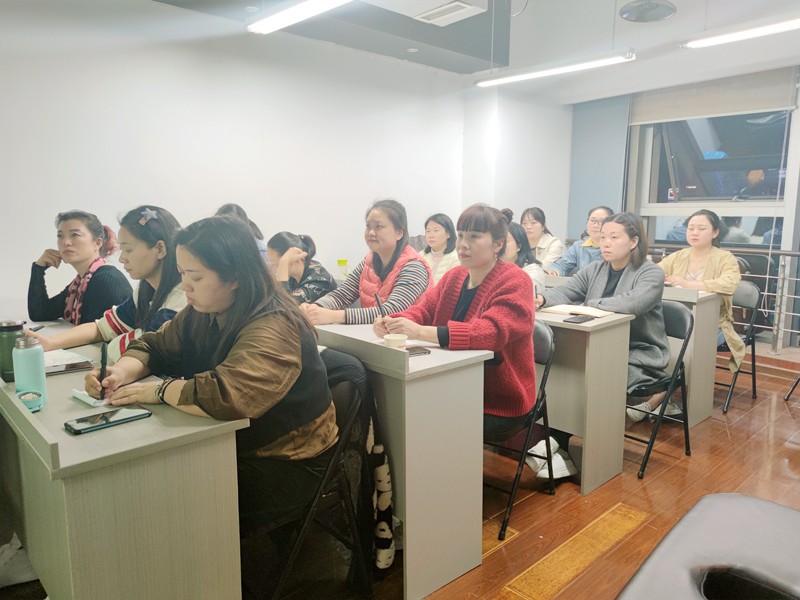 學(xué)員聽(tīng)課 學(xué)員聽(tīng)課