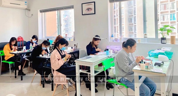 美甲上课情景